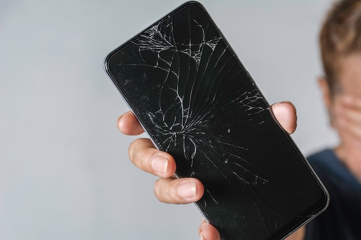 How to Fix a Chipped Phone Screen Without Replacing It